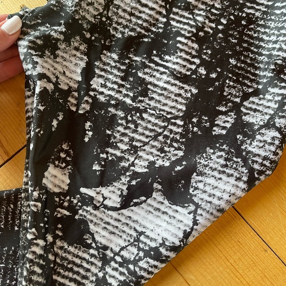 Onzie graphic capri legging - Picture 5 of 5